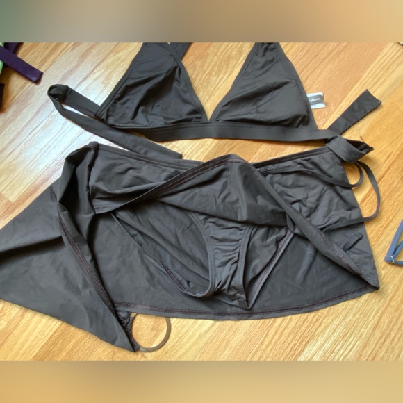 Tommy Bahama Bikini with built in skirt (size small) - Picture 2 of 4